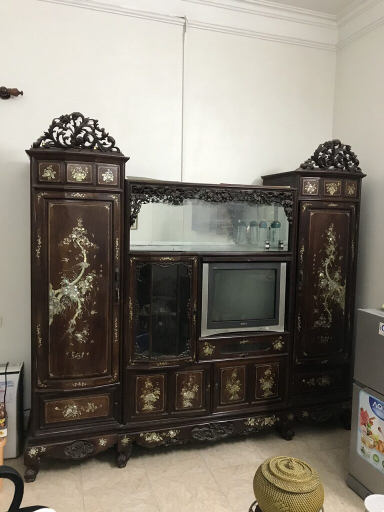 tủ tường gỗ gụ kê tivi cũ