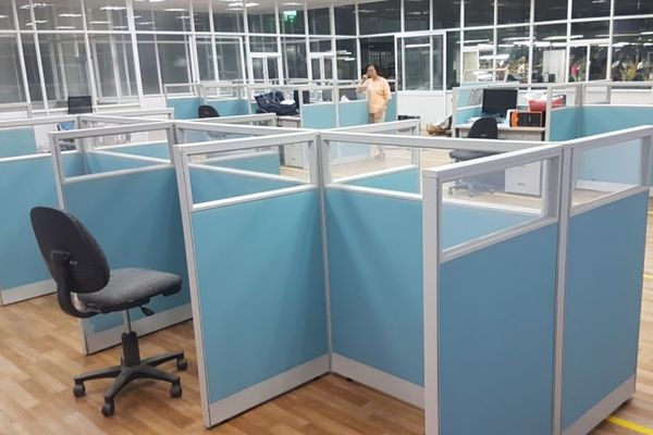 Thu mua vách ngăn bàn làm việc văn phòng chuyên nghiệp
