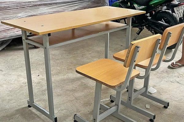 thu mua bàn làm việc chân sắt3