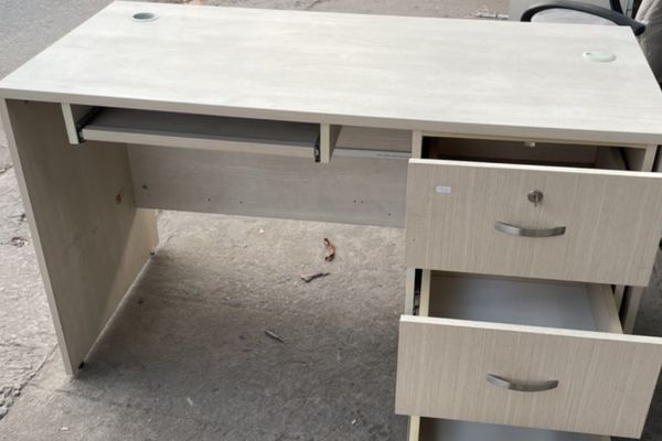 thu mua bàn làm việc gỗ công nghiệp1